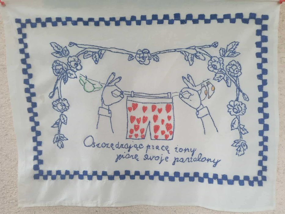 Makatka ścienna ręcznie haftowana nowa.Oszczędzając pracę żony piorę .