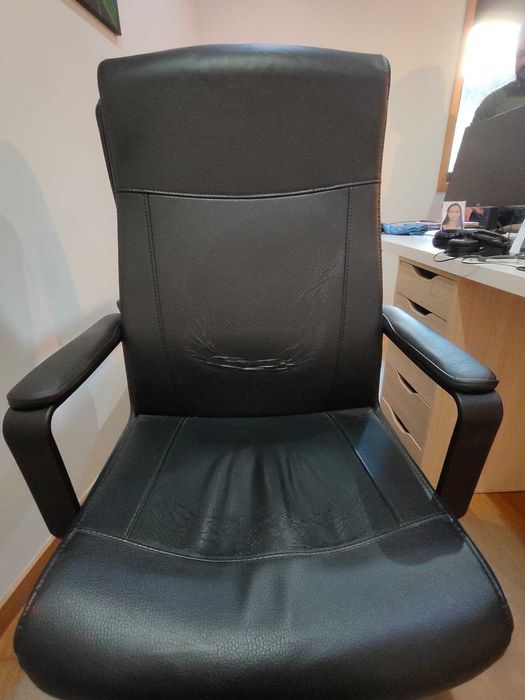 Cadeira de Escritório preta - ajustável com rodas