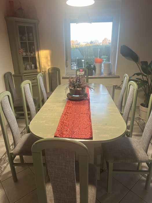 Jadalnia zestaw stół z krzesłami i komoda