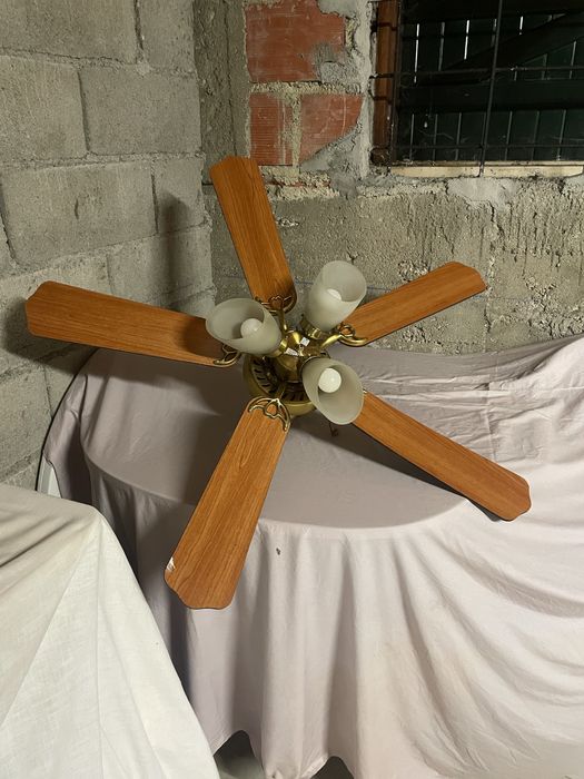 Candeeiro com ventoinha de teto incorporada