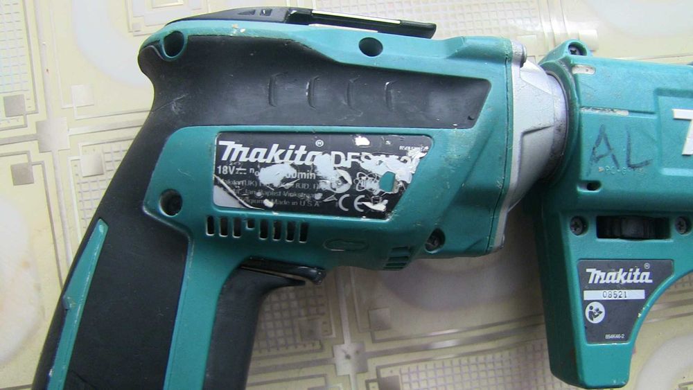 Аккумуляторний безщітковий шурупокрут для гіпсокартону Makita DFS452