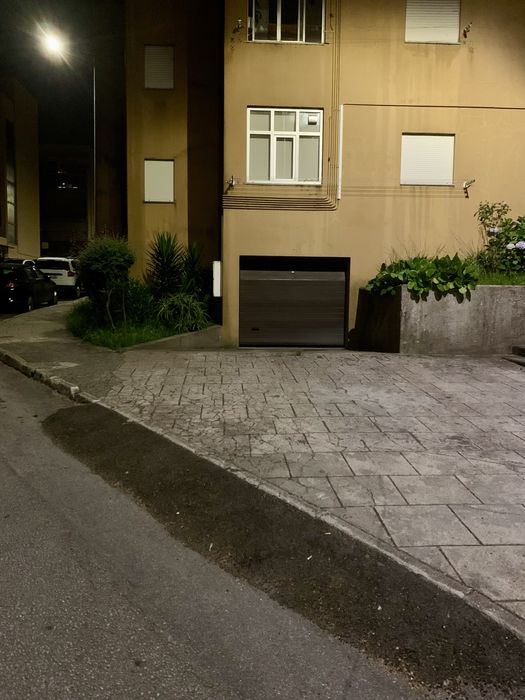 Armazém / 2 lugares garagem perto do centro (Sé)