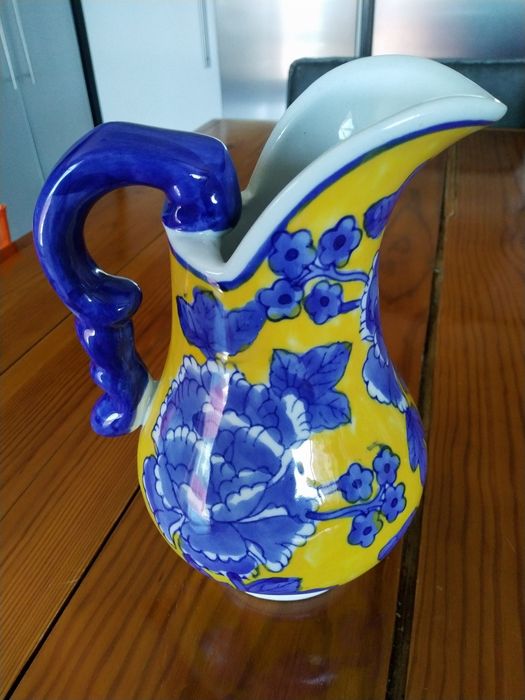 Jarro novo, em faiança em tons de amarelo, azul e branco