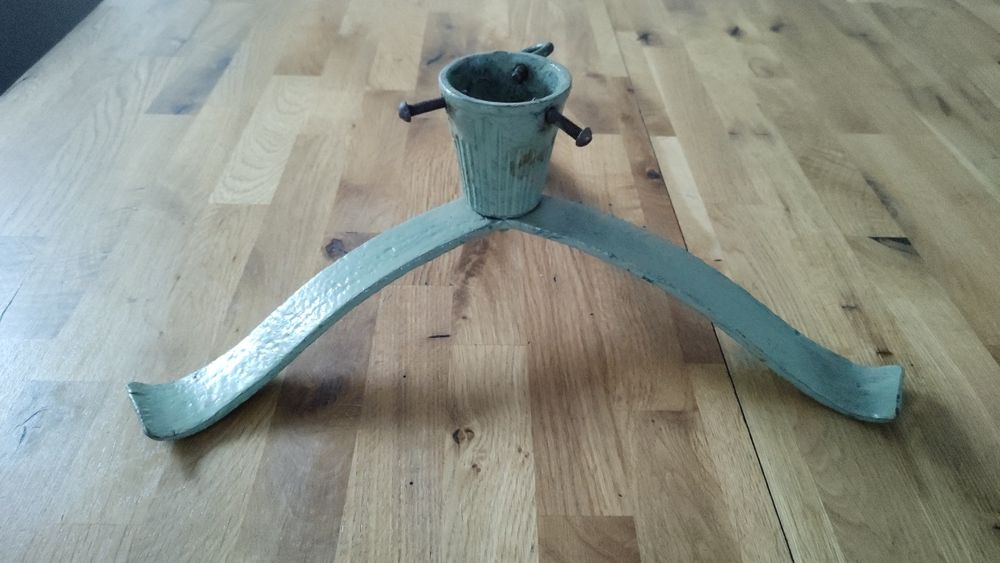 Metalowy stary stojak zabytkowy pod choinkę
