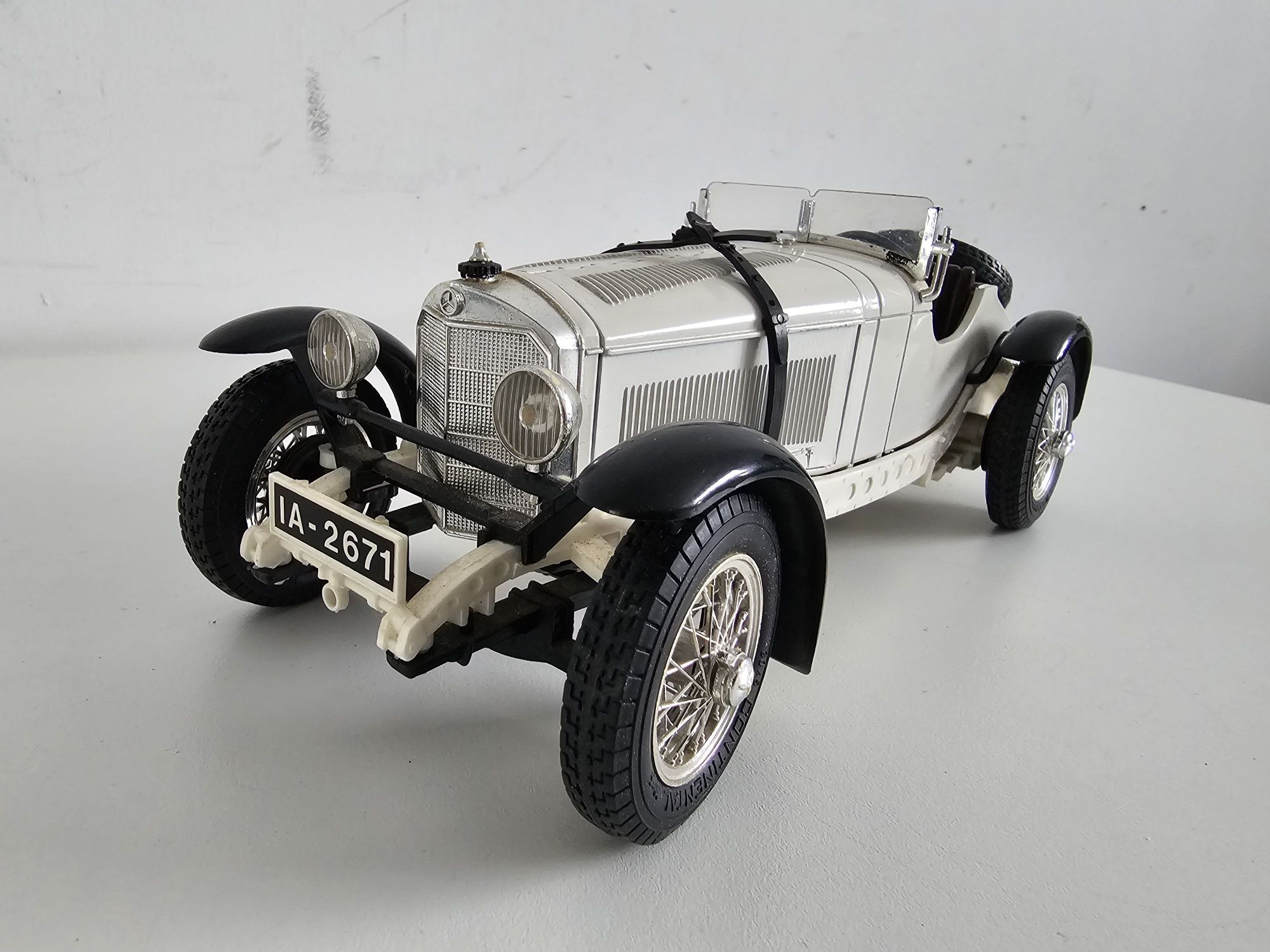 Model Mercedes Benz ssk bburago skala 1:18