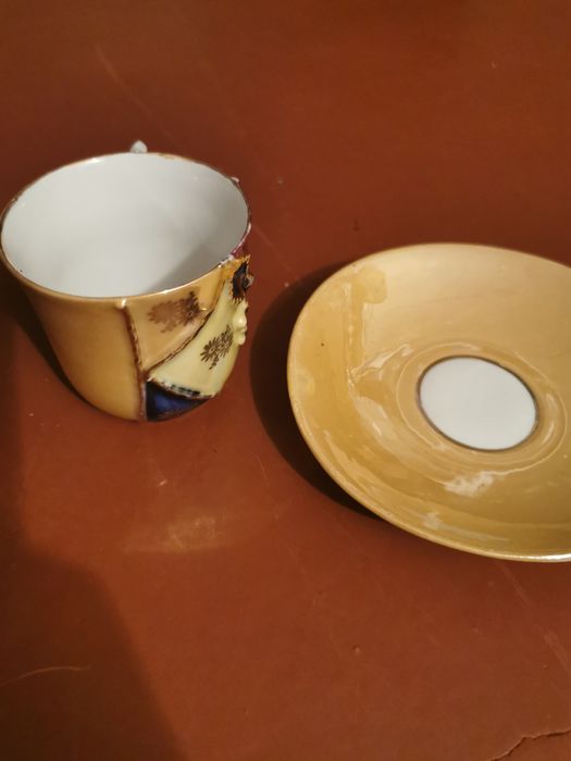 Chavena antiga e pires