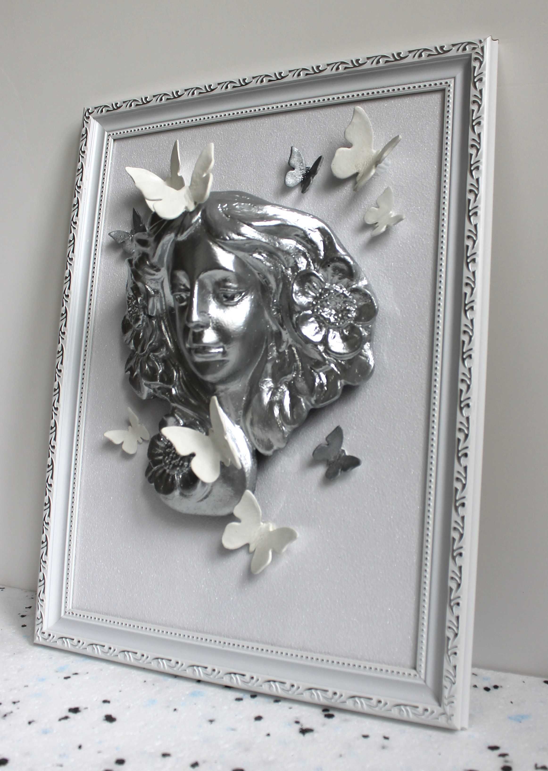 kobieta motyle obraz biało-srebrny