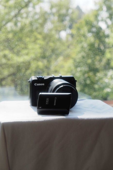 Aparat bezlusterkowy Canon EOS M bezlusterkowiec obiektyw lampa Speedl