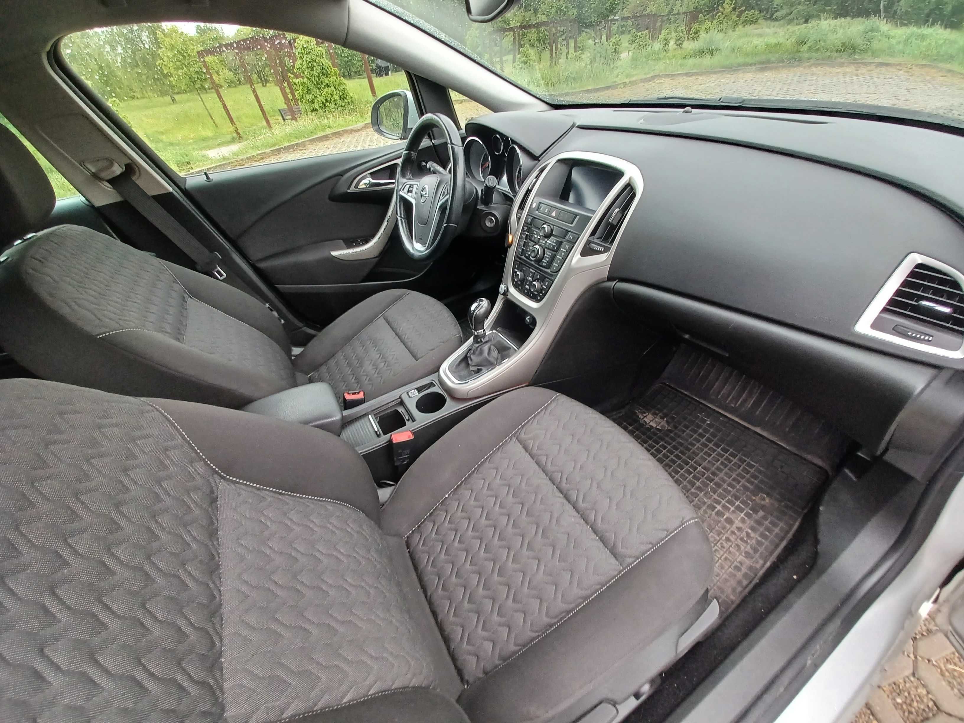 Opel Astra / GAZ / NAVI / PDC przód - tył / Klimatyzacja dwustrefowa