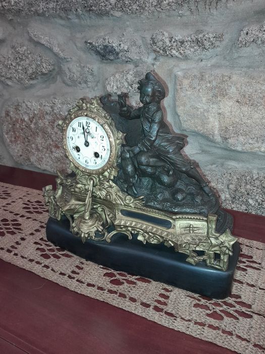 Relógio de mesa centenário.
