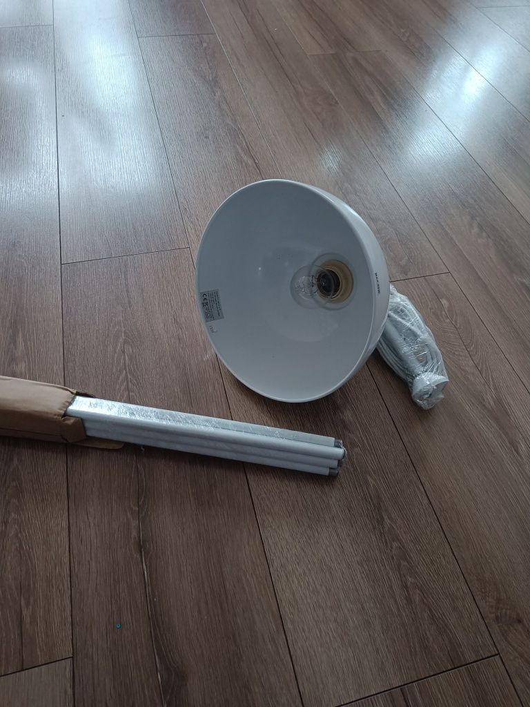 Biała lampa w stanie idealnym