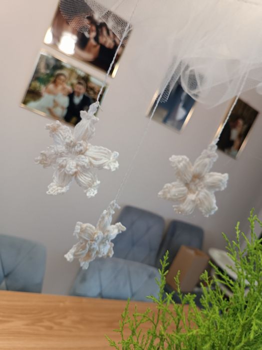 Wianek na drzwi srebrny wianek  ze śnieżynkami dekoracja zimowa