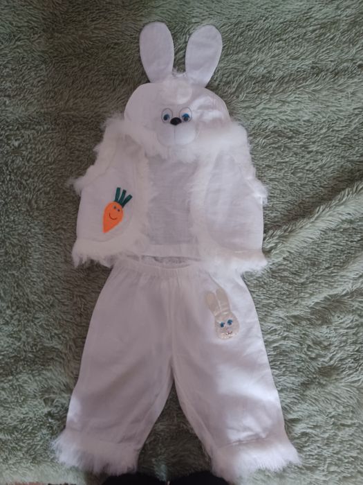 Продам гарний костюмчик зайчика(кролика).Білосніжний.На 5-7 рочків.