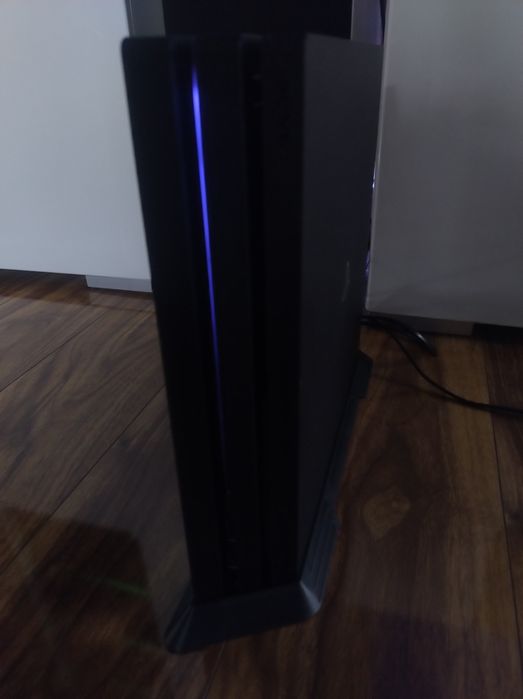 Konsola ps4 pro 1tb + gow