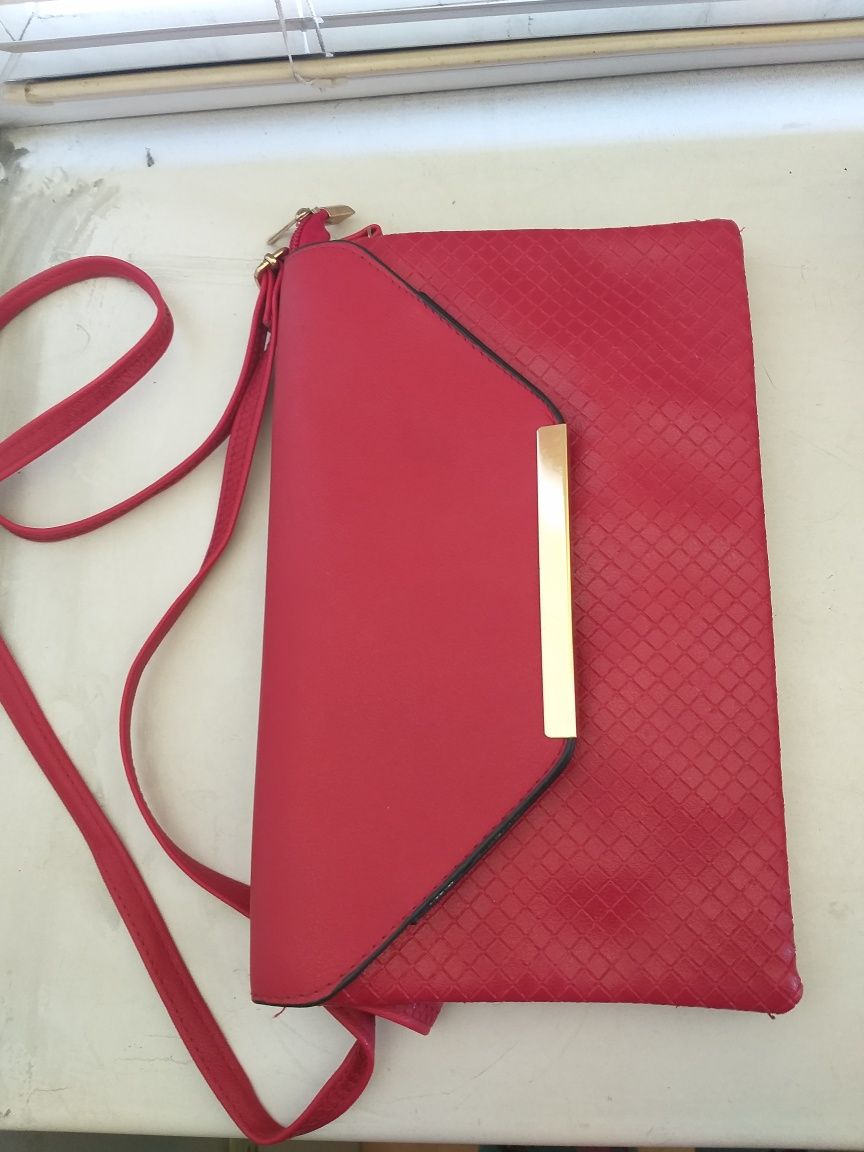 Женская сумка-клатч с длинной ручкой