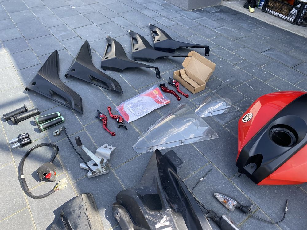 Owiewki plastiki czesci plug bok boczek banan bak yamaha yzf r125