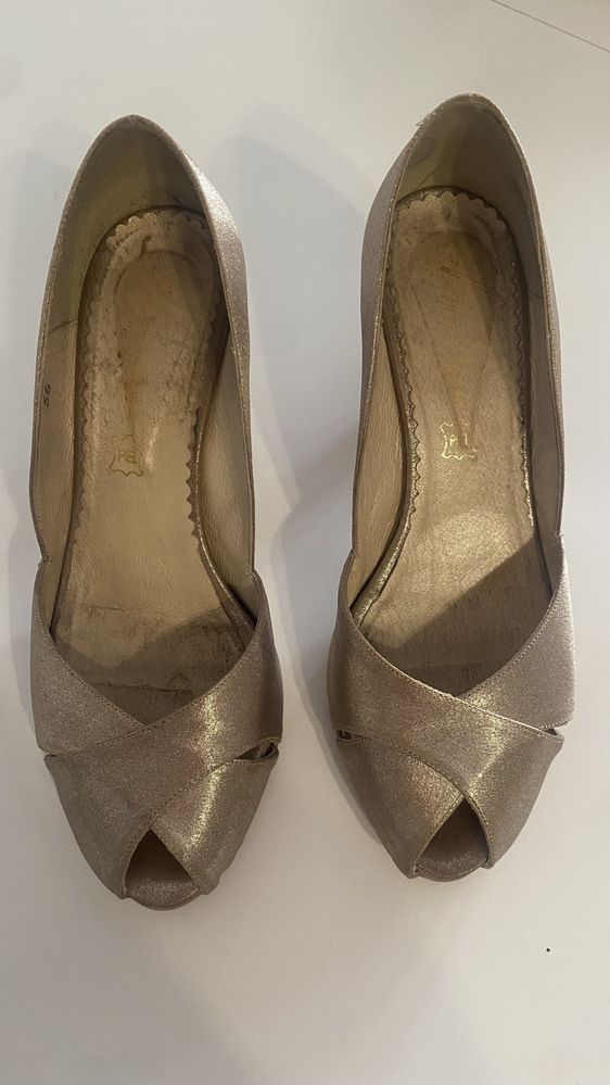 Sapatos dourados
