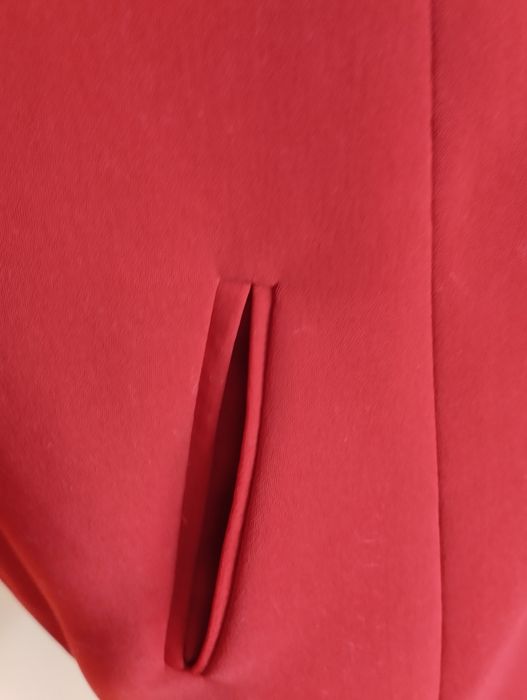 Czerwony żakiet ze spódnicą i spodniami