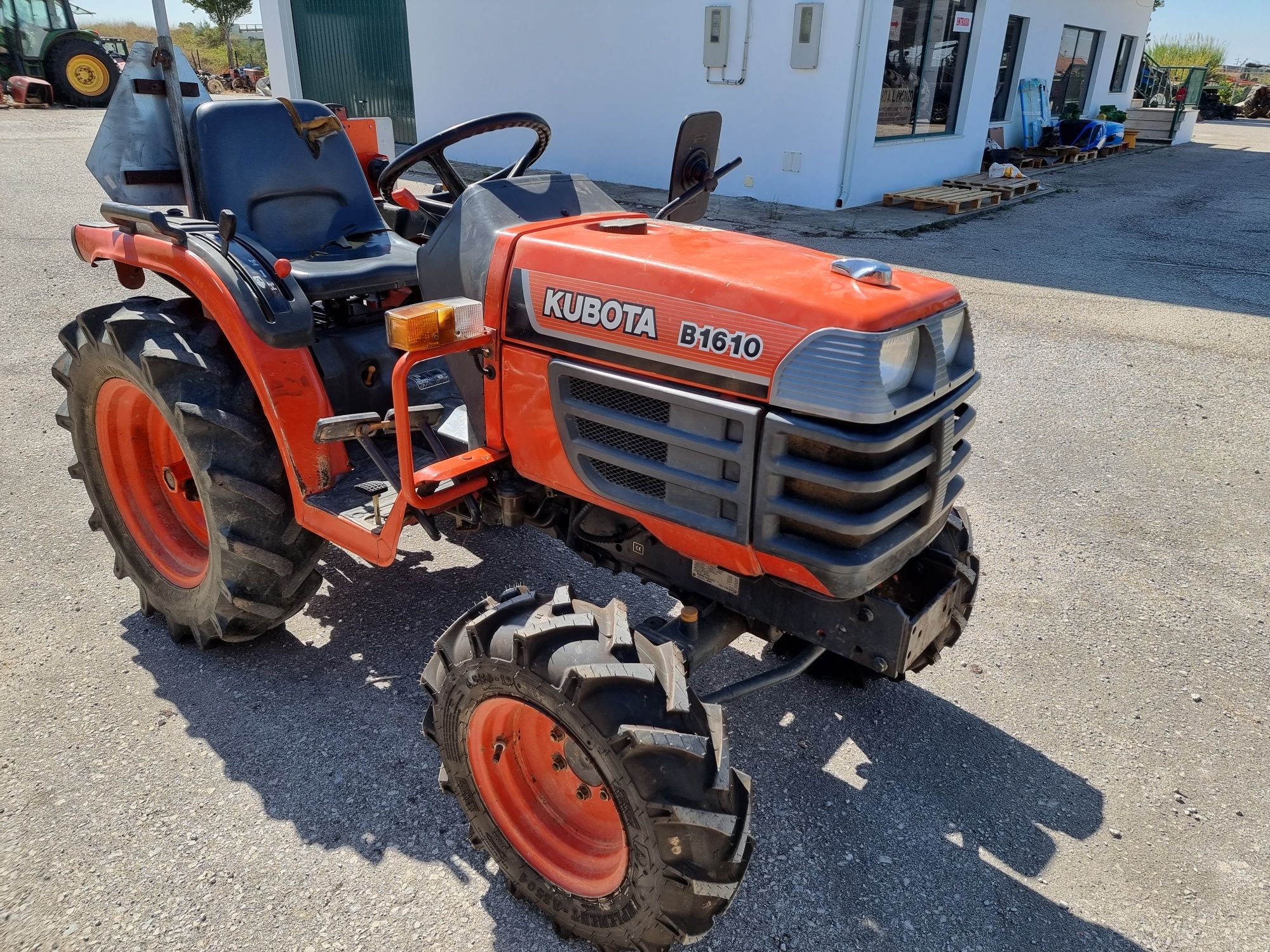 Trator Kubota B1610