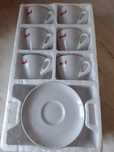 Conjunto de chavnas e pires para café.
