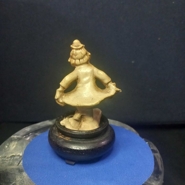 Pequeno palhaço em pedestal