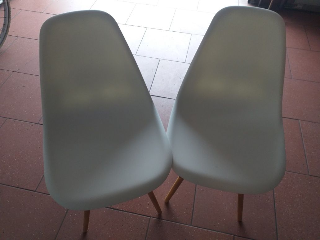 Krzesła skandynawskie białe