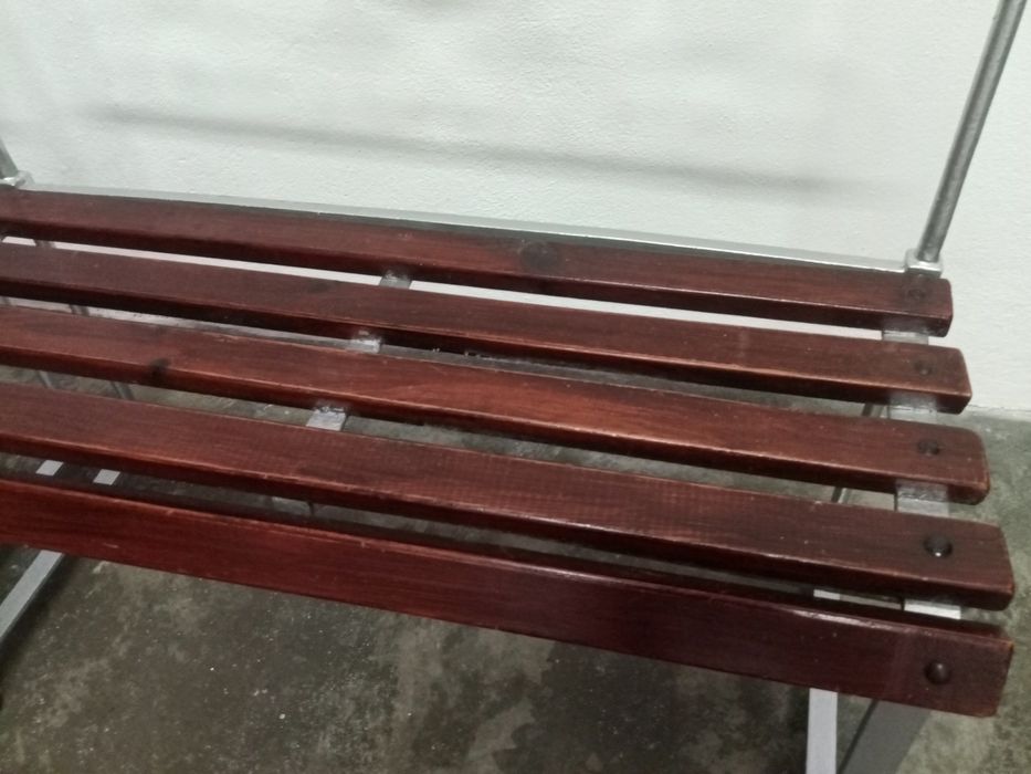 Banco em ferro/madeira. Construído de cama