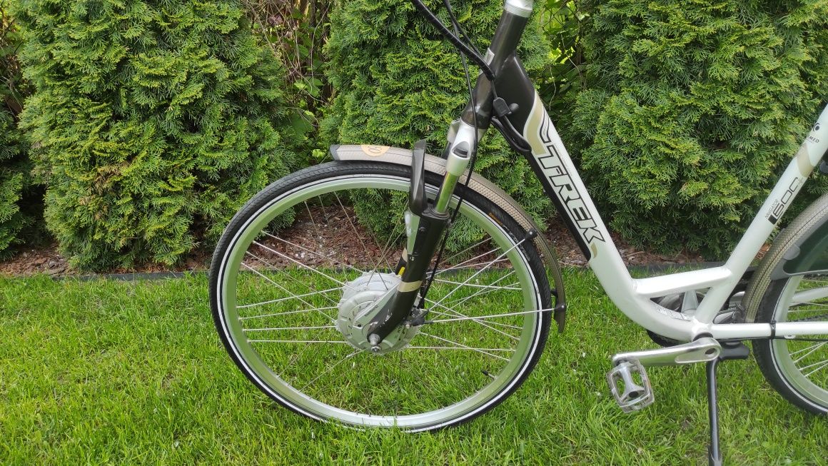 Fajny biały rower elektryczny Trek Navigator  L600+