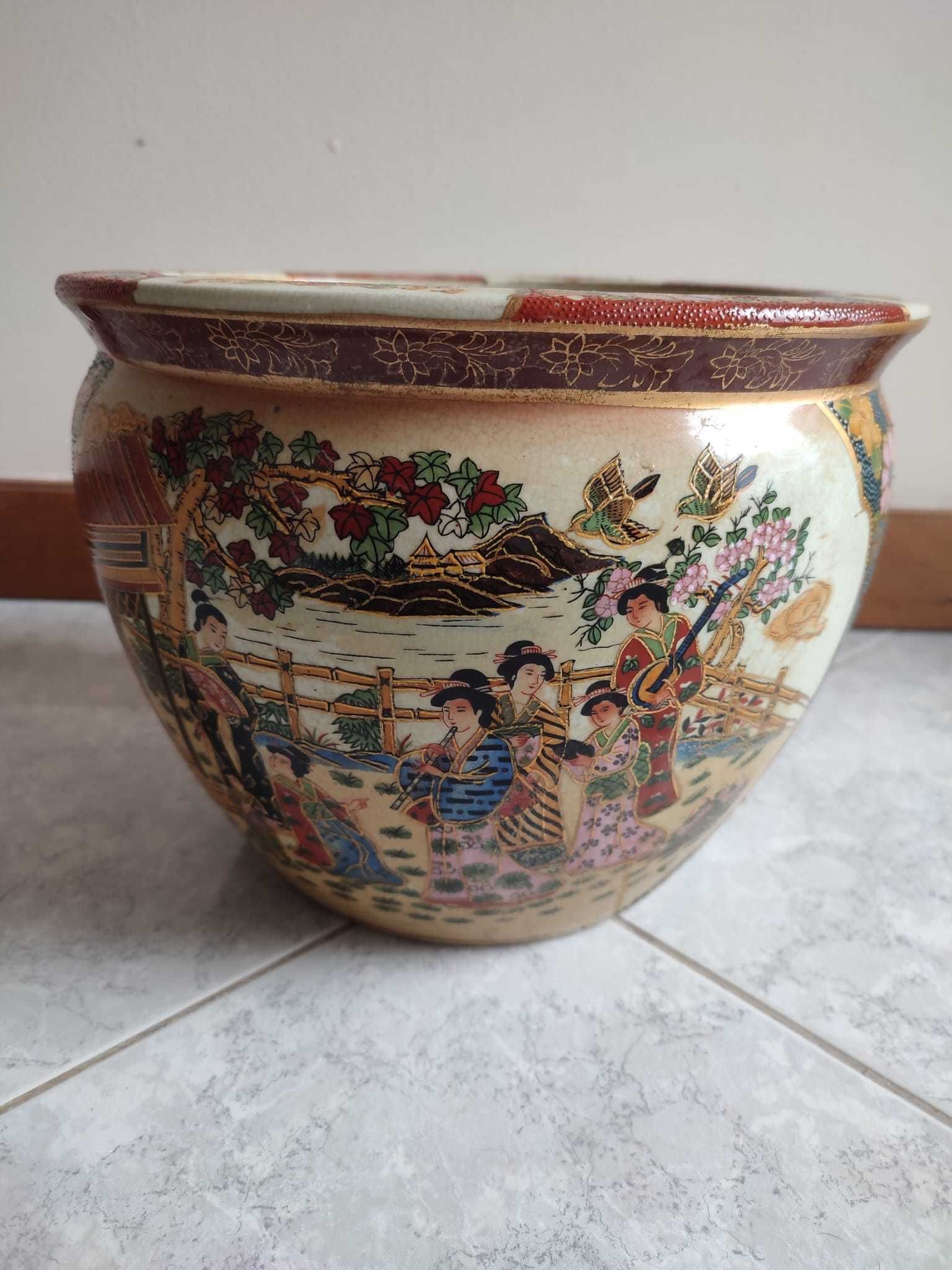 Vaso com decorações chinesas