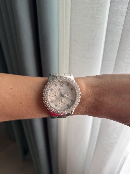 Guees годинник без  пошколжень