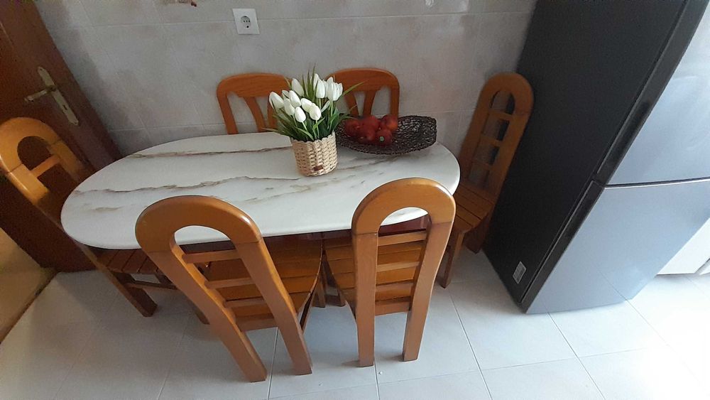 Exelente mesa de cozinha com 6 xadeiras e em otimo estado