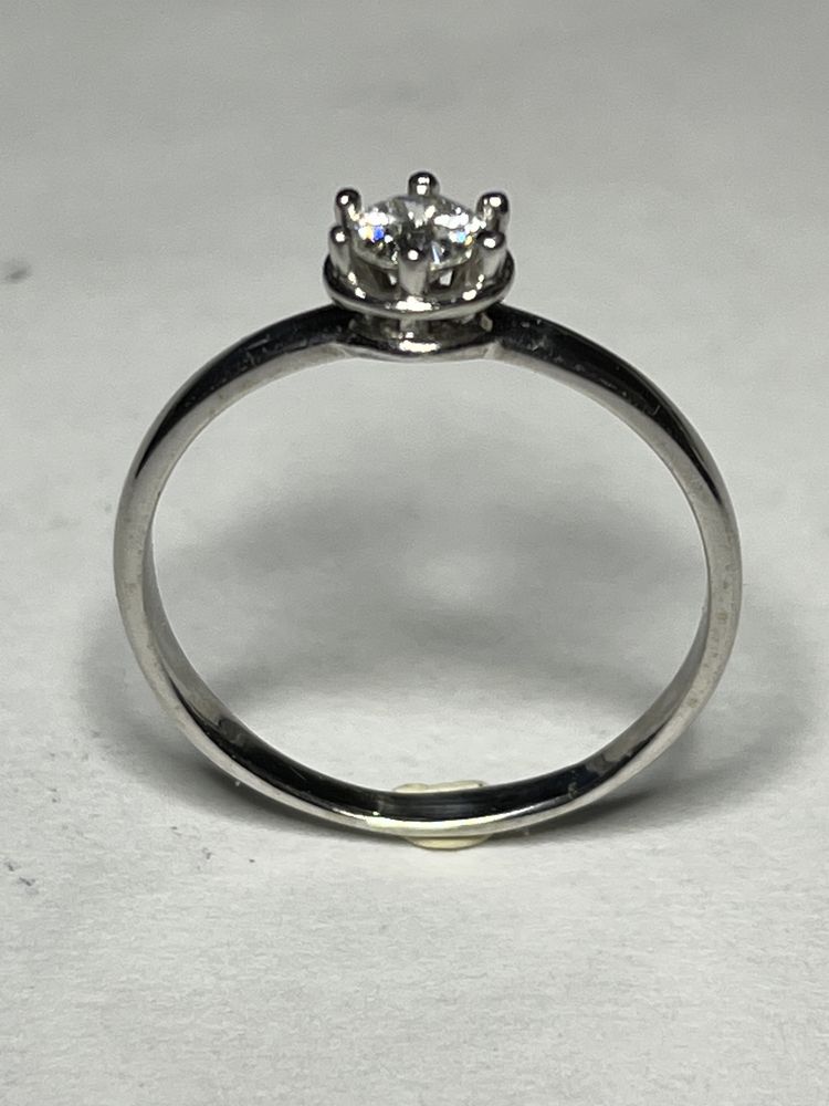 Золотое кольцо с бриллиантом .