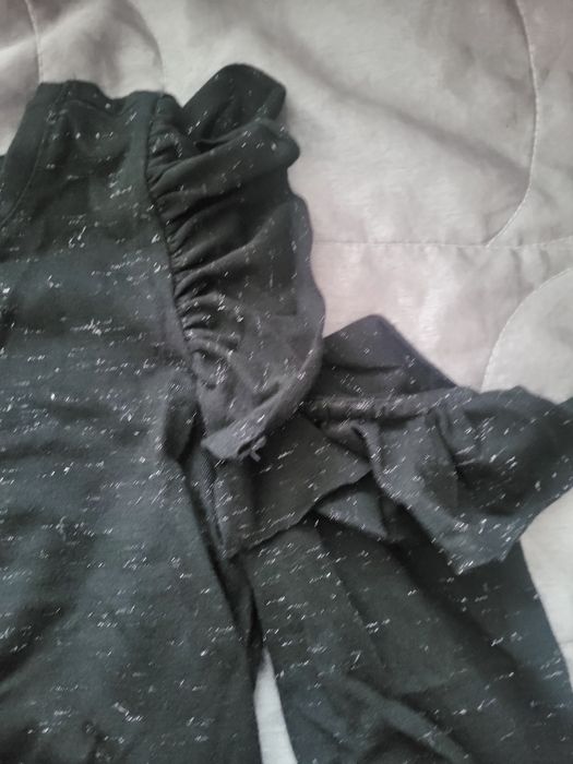 Bluzka z wycięciem na ramionach r. 140