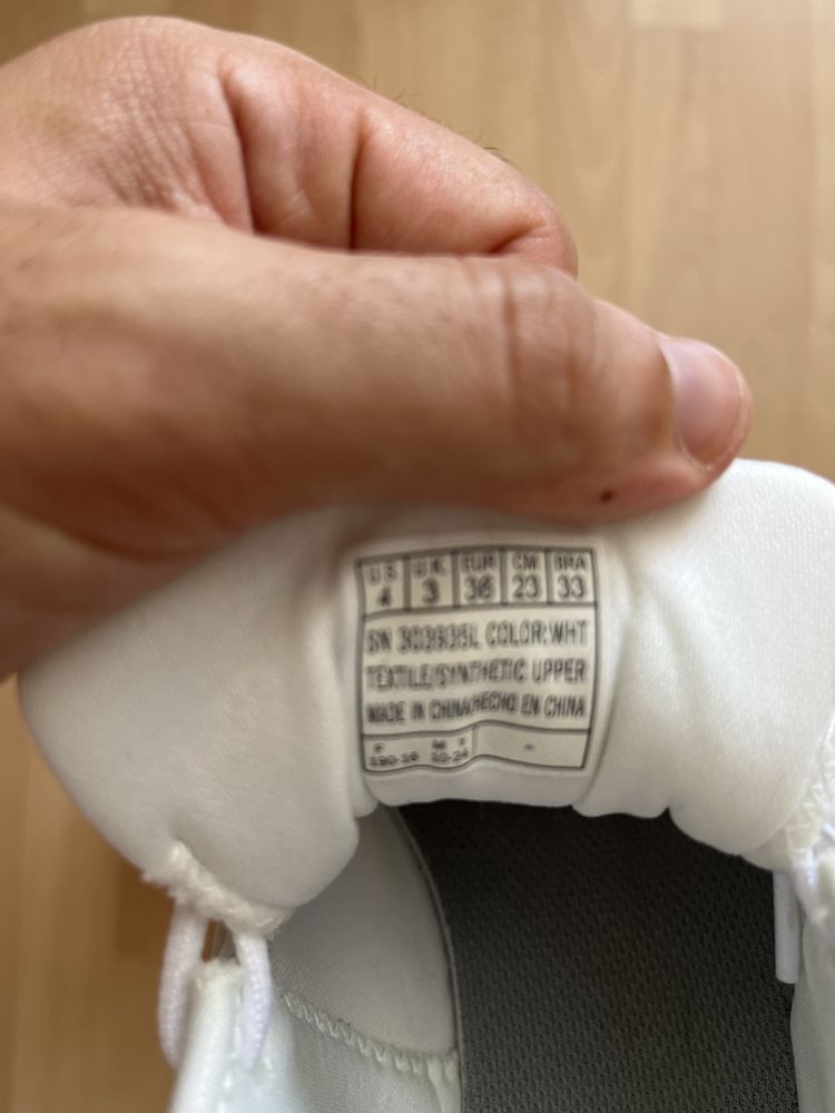 Vendo Tennis Skechers.