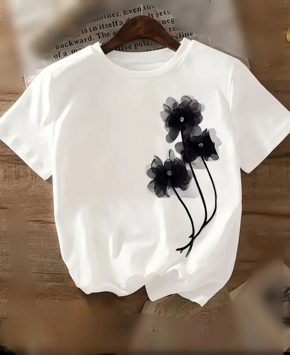 S t-shirt bluzka koszulka biała z aplikacją 3 kwiaty elegancka