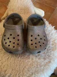 Crocs brilhantes