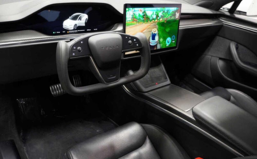 Tesla Model S Plaid      2022