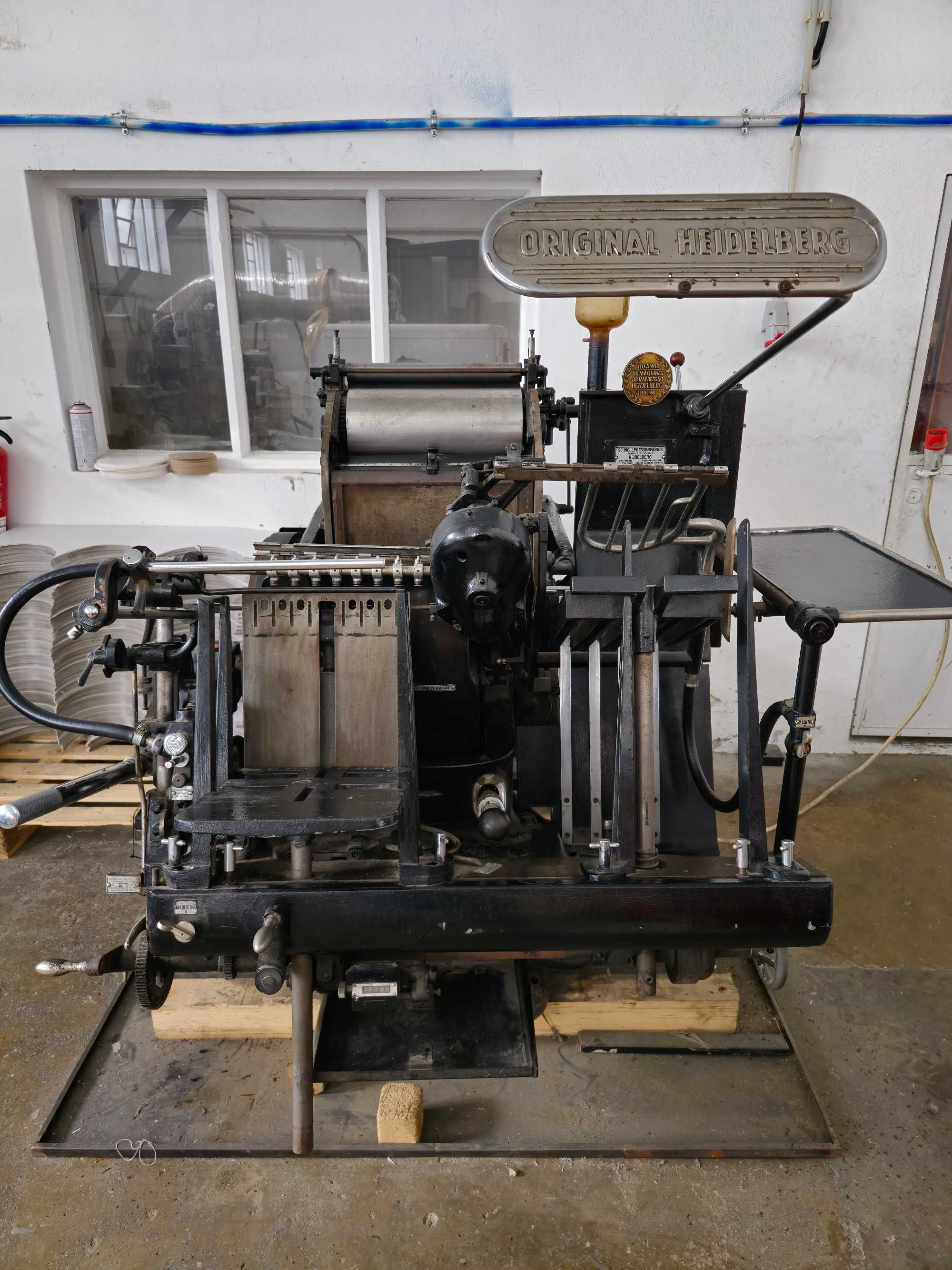 Maquina de corte e vinco com impressão