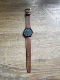 Zegarek z brązowym piaskiem
