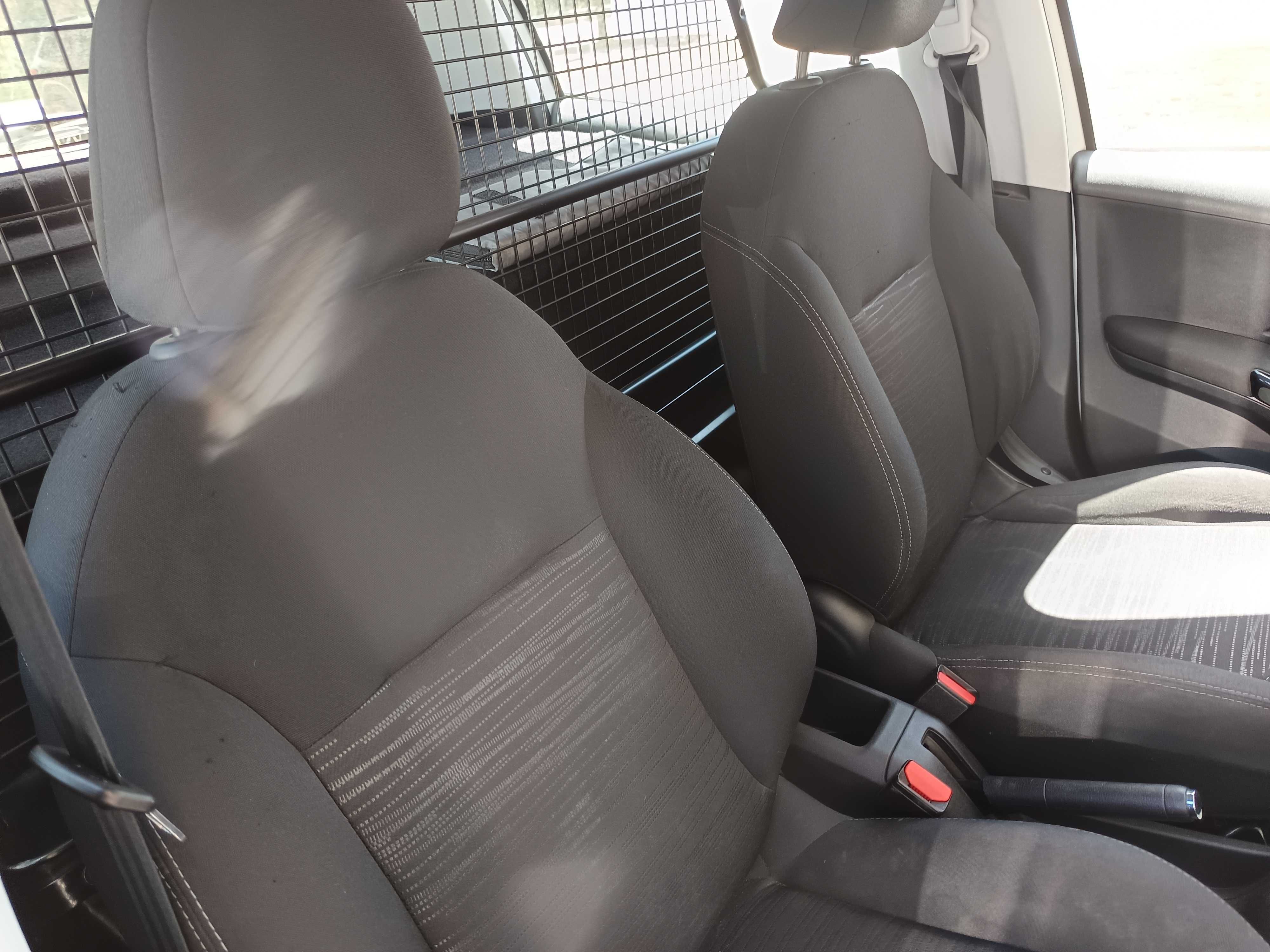 Peugeot van, em excelente estado de conservação.