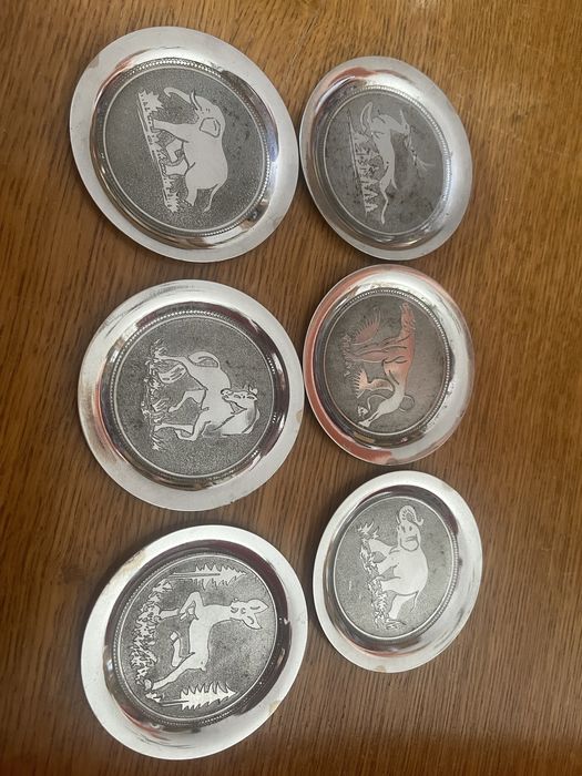Piękne metalowe podstawki pod szklanki,motyw zwierząt PRL
