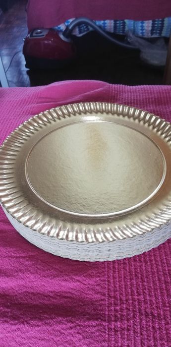 Pratos de bolo redondos..