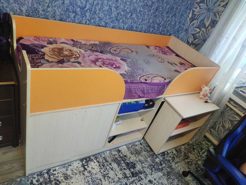 Дитяче ліжко з матрацом.