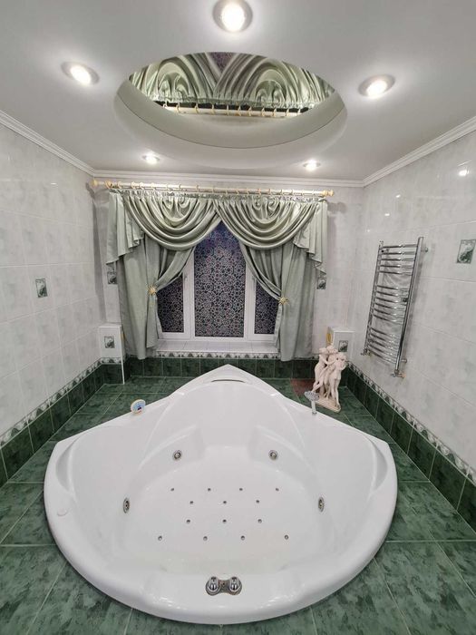 Дом 300кв. Бассейн с подогревом. Сауна, джакузи, бильярд.