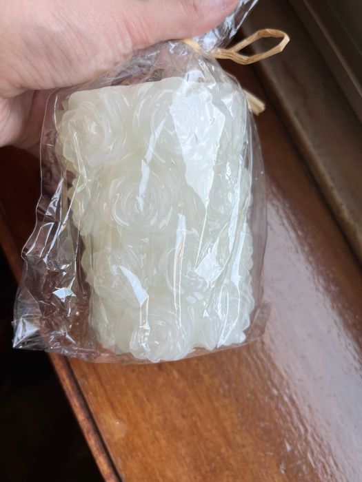 Vela com relevo em rosas