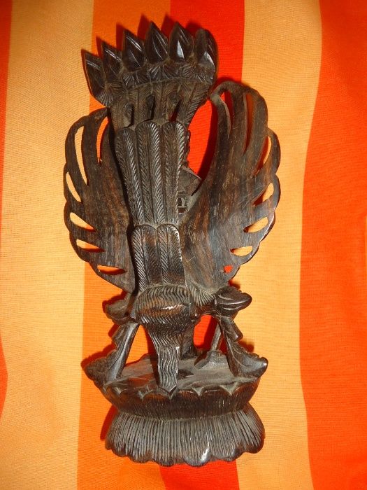 Estatueta em Madeira Nobre
