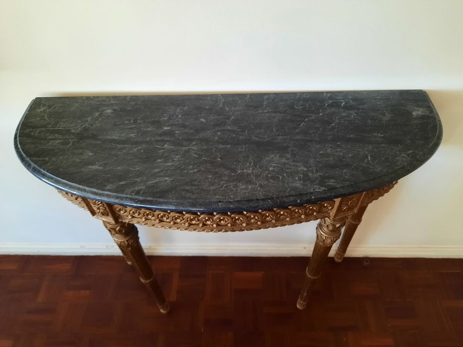 Mesa antiga trabalhada - Aparador