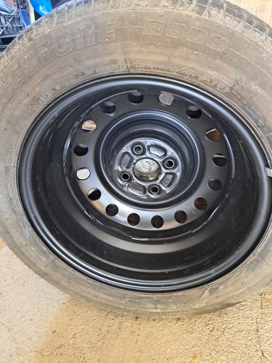 Pneus Bridgestone B390 (195/60R15) c/ jante