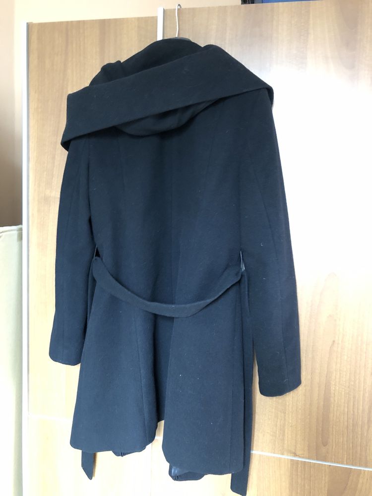 Czarny wełniany płaszcz z kapturem firmy Jass, rozm. 40