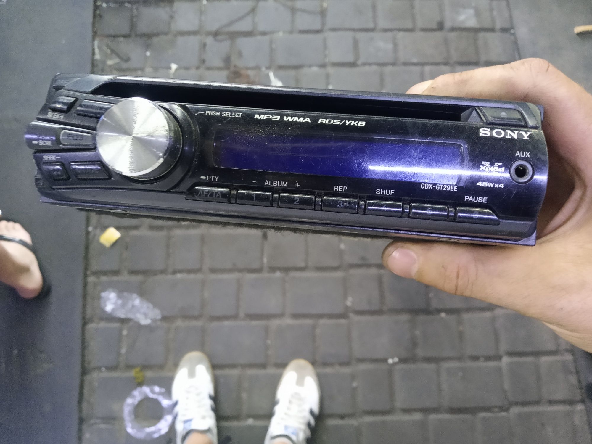 Sony CDX-GT29EE, Pioneer DEH-2820MP